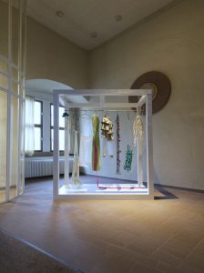Tracht in SCHICHTEN, 2022, als Kunstwerk des Monats ausgestellt 2023 beim Landesverband Lippe im Schloss Brake, Lemgo