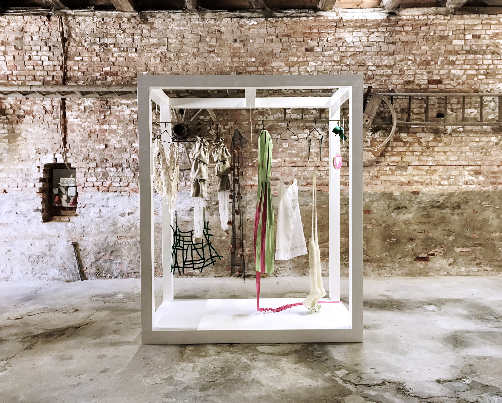 Tracht in Schichten, 2022, zu sehen bei KUNST IM WEG 2023