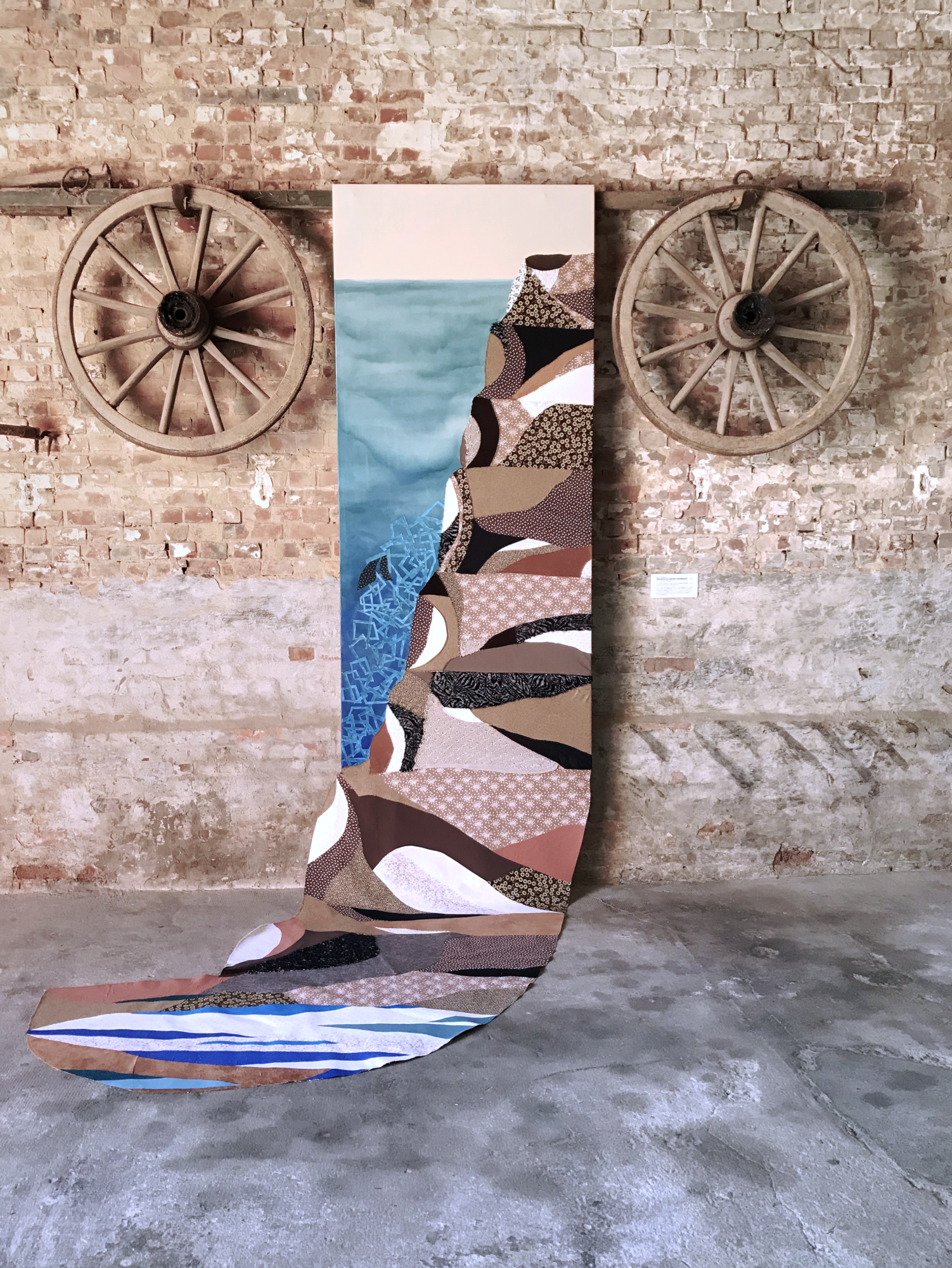 geschichtete Kindheit: Rheinbraun, 2022, zu sehen bei KUNST IM WEG 2023