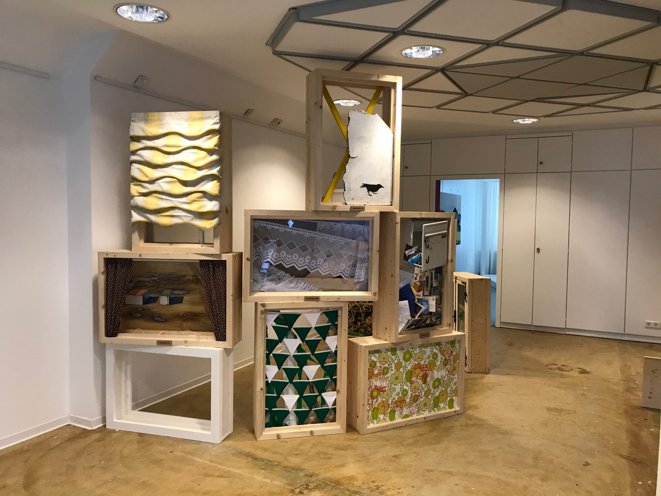 Archiv eines Zustand, 2023, Rauminstallation aus 11 Archiv-Boxen mit diversen Materialien, je Box 90 x 60 x 22 cm