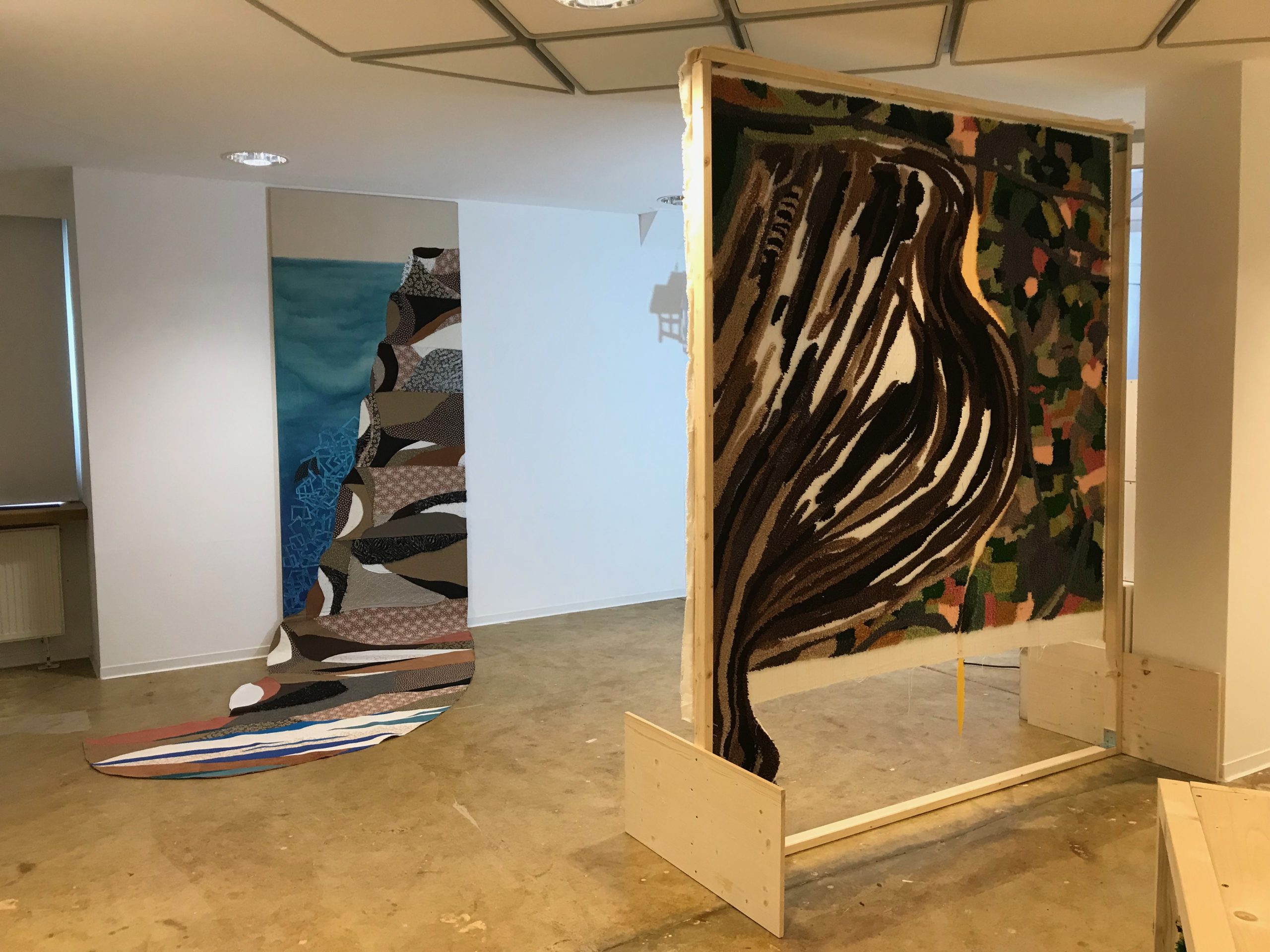 Geschichtete Kindheit: Rheinbraun, 2022, und Wie wollen sie das unter den Teppich kehren?, 2023