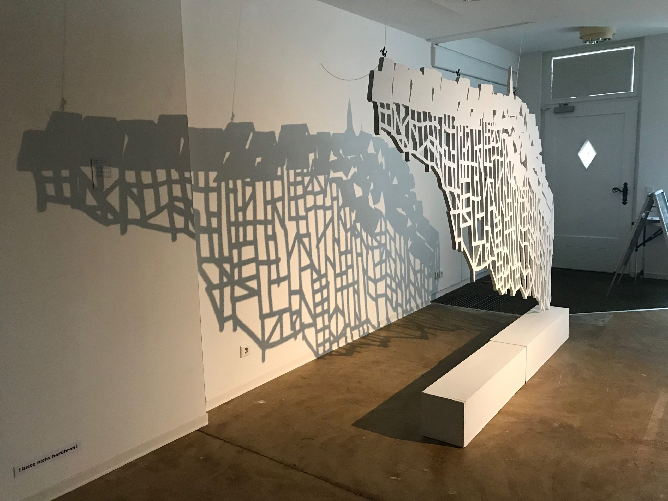 Fachwerk, 2023, Objektinstallation, Weißlack auf Holz, 178  295 cm