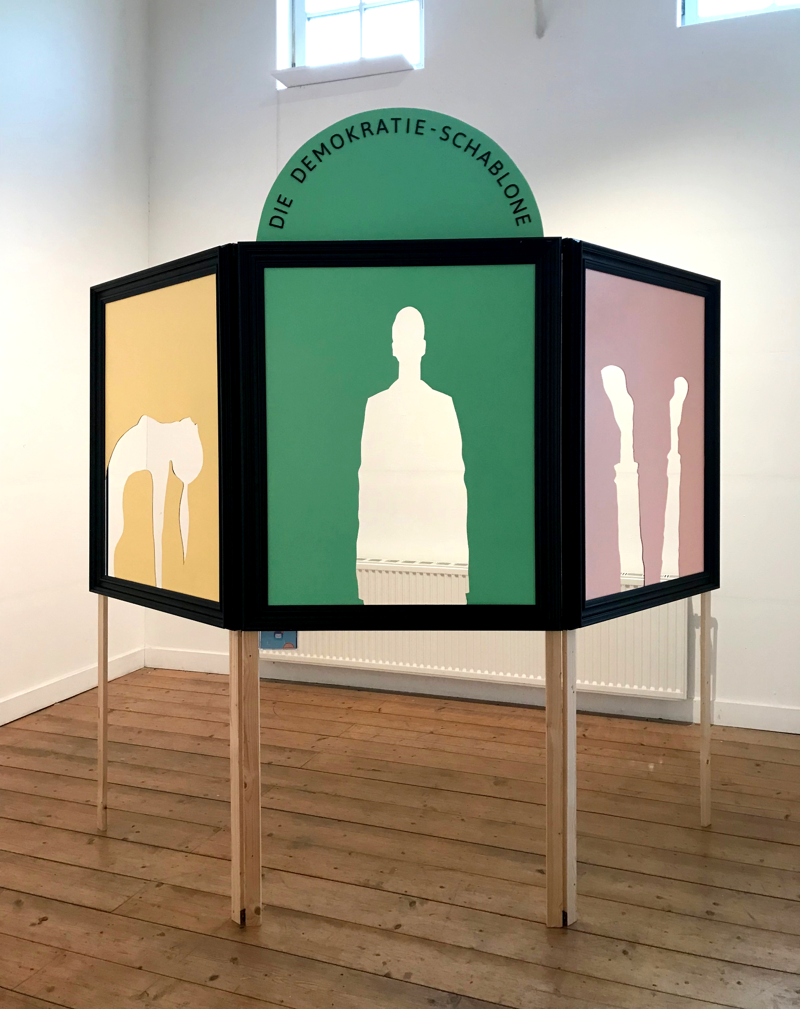 Die Demokratie-Schablone, 2025, Mixed Media, ca. 240 x 180 x 90 cm